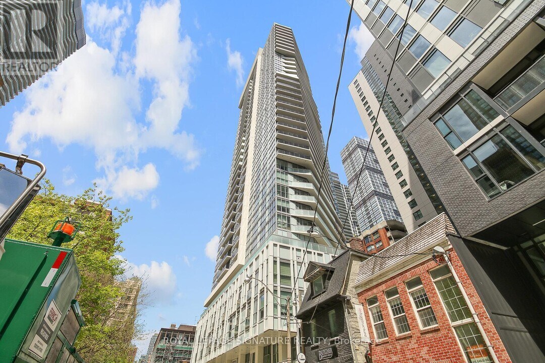 77 Mutual St in Toronto, ON - Building Photo