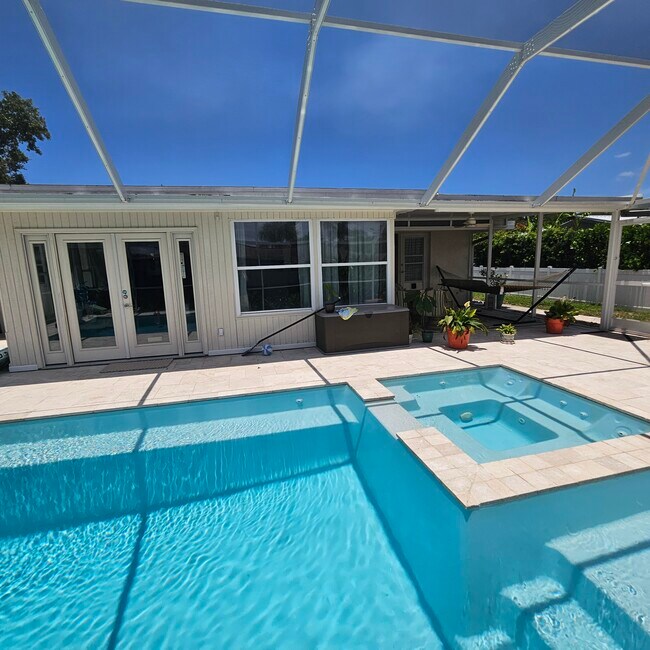 6815 Anchor Way in Sarasota, FL - Building Photo - Building Photo