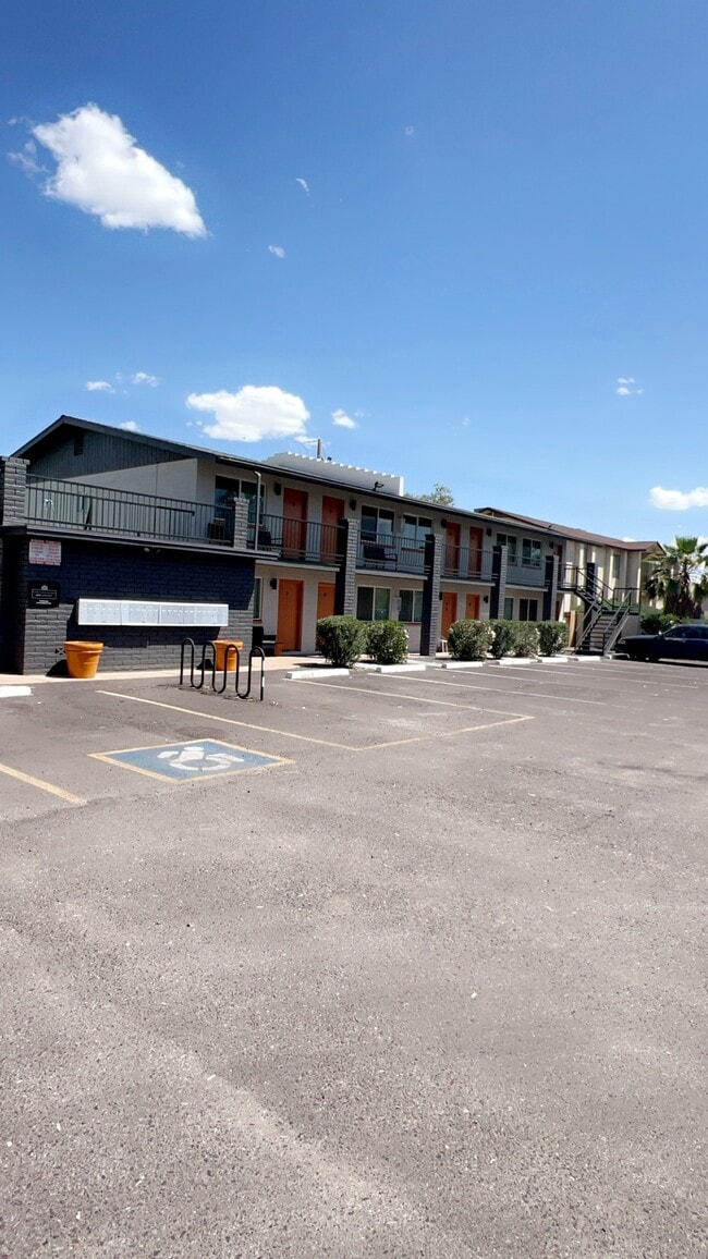 Spring Leaf Apartments in Tempe, AZ - Building Photo - Building Photo