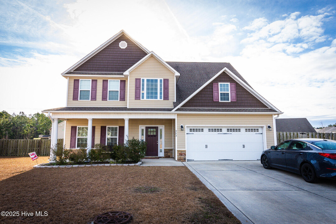 202 Salty Dog Ln in Sneads Ferry, NC - Building Photo