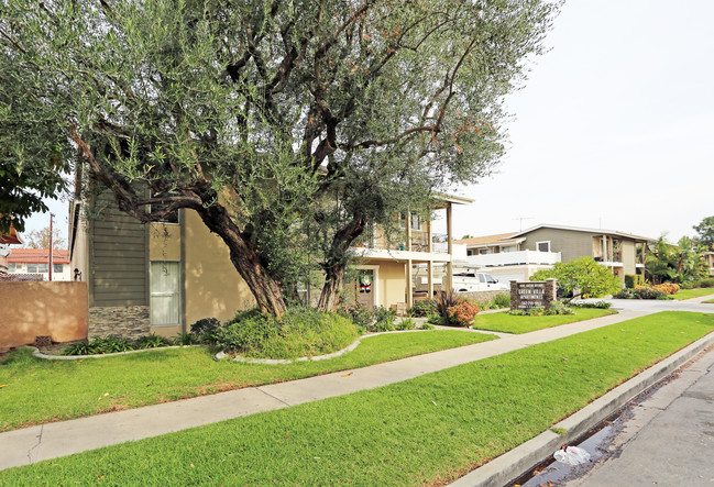 Green Villa Apartments in Los Alamitos, CA - Building Photo - Building Photo