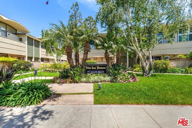 13214 Fiji Way in Marina Del Rey, CA - Building Photo - Building Photo
