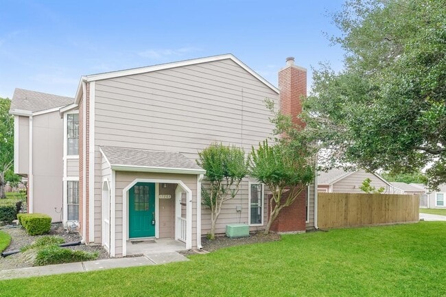 17263 Saturn Ln in Houston, TX - Foto de edificio - Building Photo
