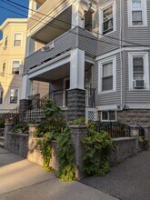 33 Hancock St, Unit 2 in Somerville, MA - Foto de edificio - Building Photo