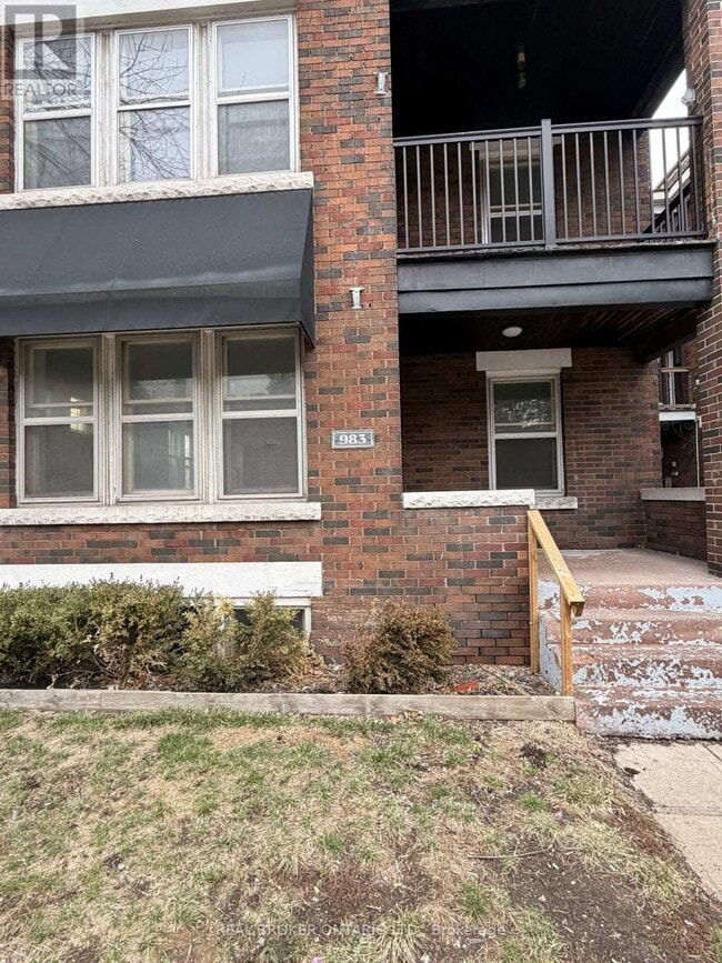 property at 983 Main St E
