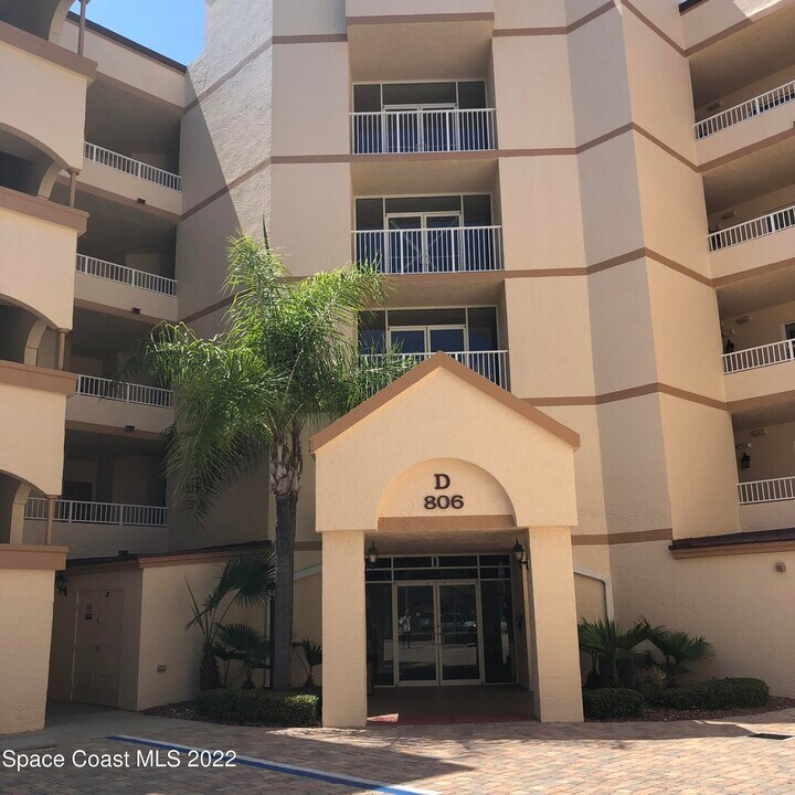 806 Mystic Dr in Cape Canaveral, FL - Foto de edificio