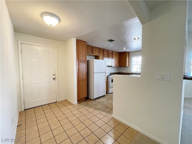 6160 Rumrill St, Unit 105 in Las Vegas, NV - Building Photo - Building Photo