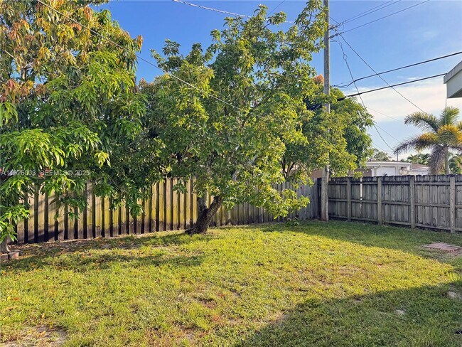 1400 N 70th Way in Hollywood, FL - Building Photo - Building Photo