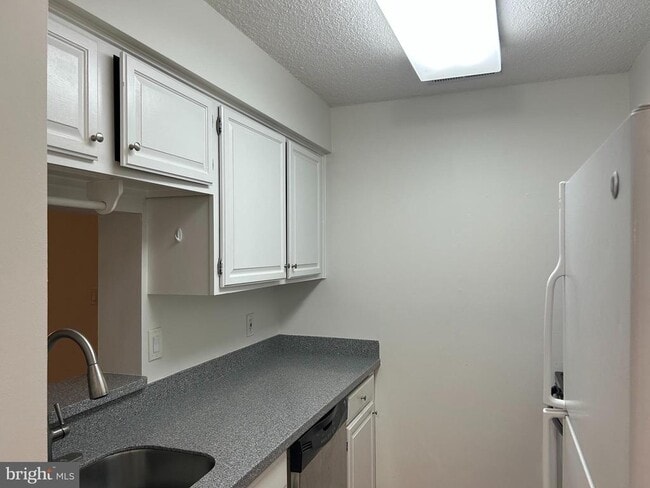 5317 Ravens Crest Dr in Plainsboro, NJ - Building Photo - Building Photo