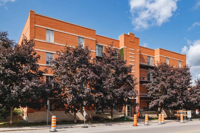 926 Montréal Av in St. Laurent, QC - Building Photo - Building Photo