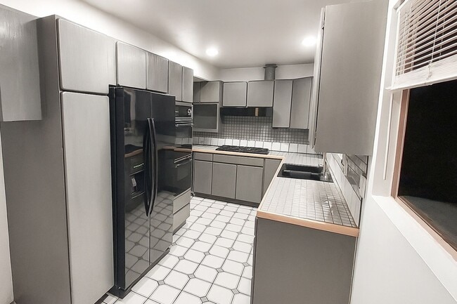 property at 1631 Van Horne Ln