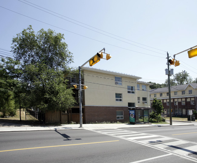 425 Coxwell Ave in Toronto, ON - Building Photo - Building Photo