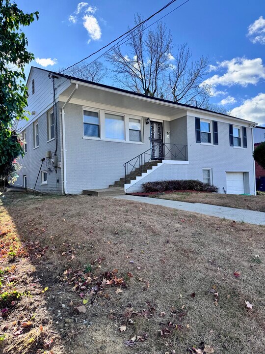 2409 Afton St in Temple Hills, MD - Foto de edificio