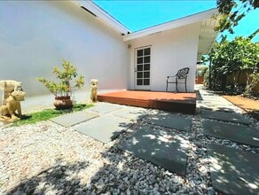 340 Rennie Ave, Unit Bungalow #2 in Venice, CA - Building Photo - Building Photo