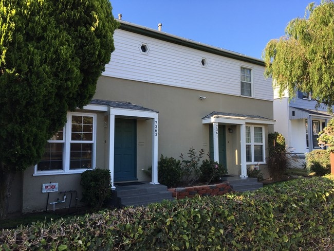 7363 W Manchester Ave in Los Angeles, CA - Foto de edificio - Building Photo