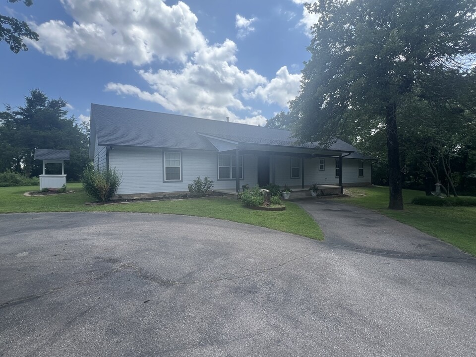 11870 Spencer-Jones Rd in Jones, OK - Building Photo