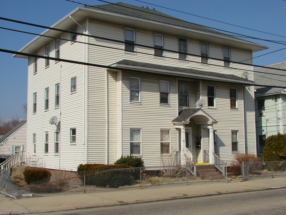 811 Mineral Spring Ave in Pawtucket, RI - Foto de edificio