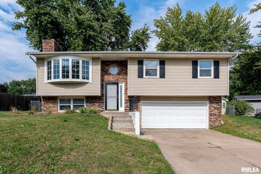 2530 Saint John Ct in Riverdale, IA - Building Photo