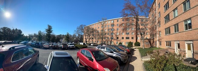 3000 Spout Run Pky, Unit A401 in Arlington, VA - Foto de edificio - Building Photo
