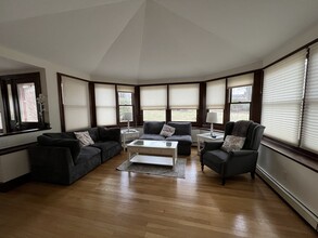 33 Clearwater Rd, Unit 1 in Chestnut Hill, MA - Building Photo - Building Photo