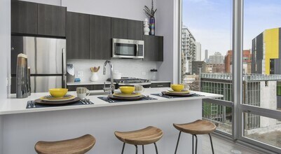 942 W Huron St, Unit 602 in Chicago, IL - Building Photo - Building Photo