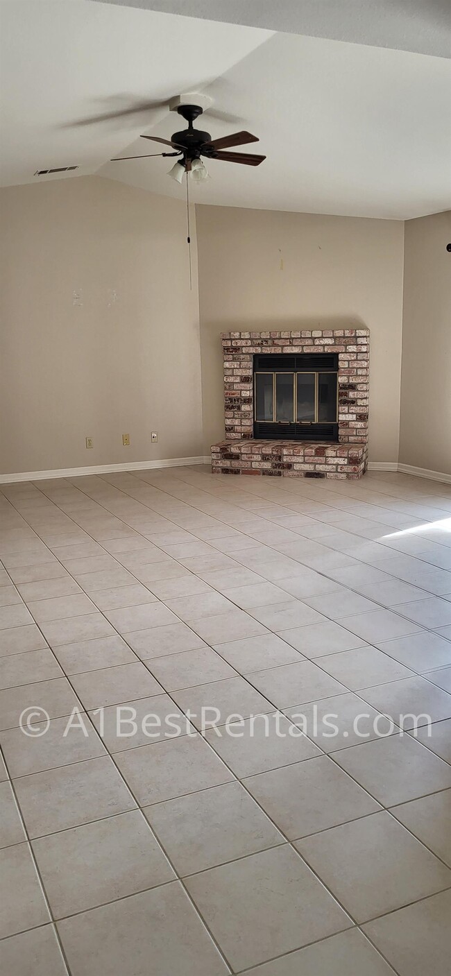 2824 Finlandia Ave in Modesto, CA - Building Photo - Building Photo