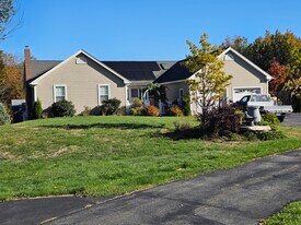 585 High St, Unit 1 in Candia, NH - Building Photo
