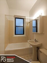 633 W Barry Ave, Unit 305 in Chicago, IL - Building Photo - Building Photo