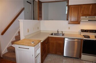 70 Old Town Rd, Unit 328 in Vernon, CT - Building Photo - Building Photo