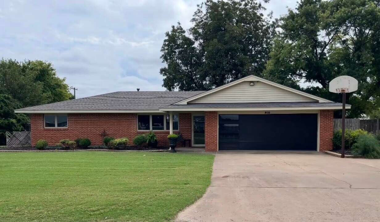 910 Washington St in Sentinel, OK - Building Photo