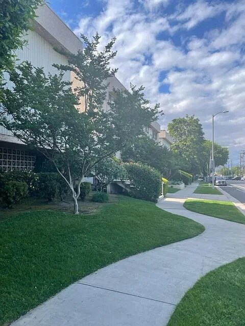 5139 Balboa Blvd, Unit 105 in Encino, CA - Building Photo
