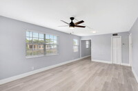 549 21st St in West Palm Beach, FL - Foto de edificio - Building Photo