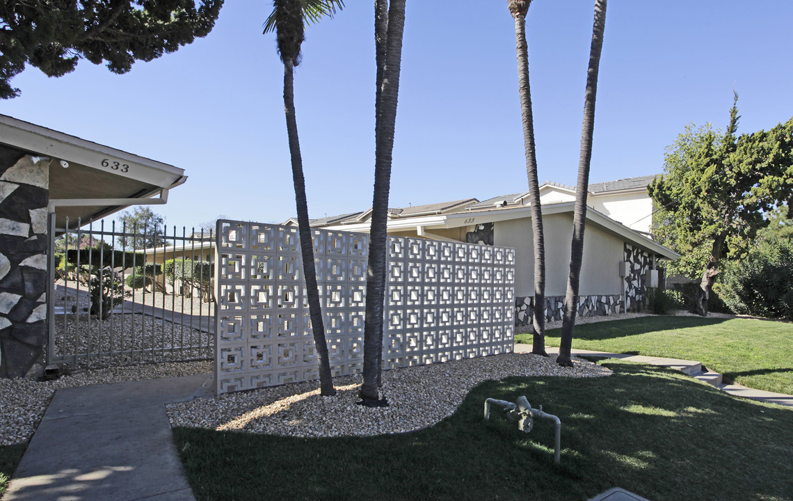 Los Patios Apartments in Escondido, CA - Building Photo