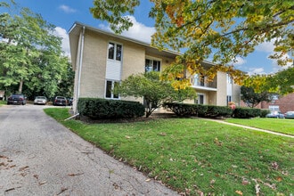 31 Green Oaks Dr in Crystal Lake, IL - Building Photo - Building Photo