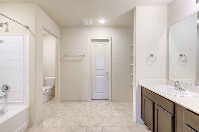 23614 Eldarica Pine Ct in Tomball, TX - Foto de edificio - Building Photo