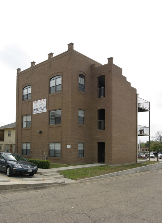 303-309 W Hickory St in Denton, TX - Foto de edificio