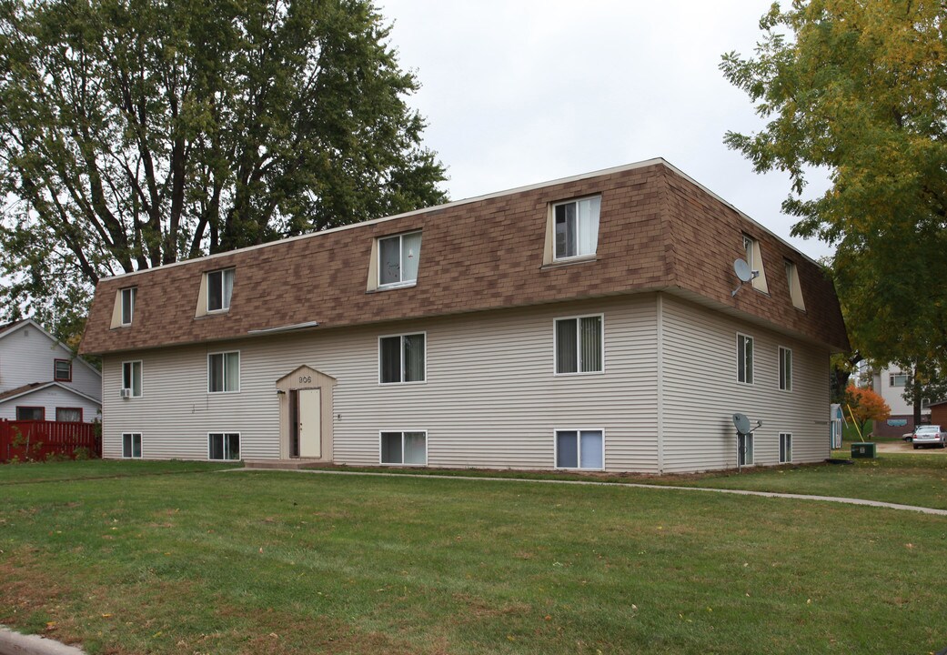 906 State St in River Falls, WI - Building Photo