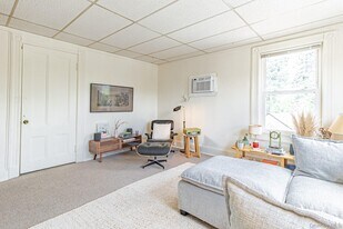 19 Bellport Ln in Bellport, NY - Building Photo