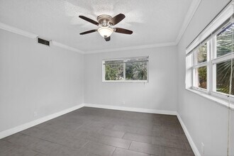 830 S Hollybrook Dr in Pembroke Pines, FL - Building Photo - Building Photo