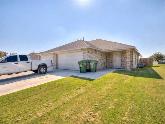 1102 Ashton Ln in Yukon, OK - Building Photo - Building Photo