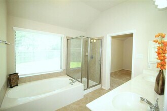 2801 Enchanted Lake Dr in Pearland, TX - Building Photo - Building Photo