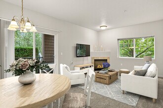 10664 NE Holly St, Unit #102 in Hillsboro, OR - Building Photo - Building Photo