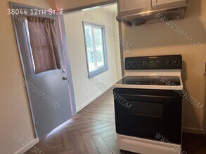 38044 12th St E in Palmdale, CA - Building Photo - Building Photo