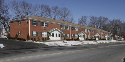 Renovated Apartment Available in Spotswood, NJ - Foto de edificio - Building Photo