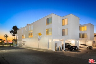 11 Brooks Ave in Los Angeles, CA - Building Photo