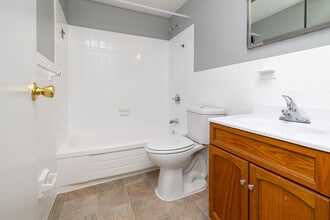 Courtyard Apartments in Baltimore, MD - Foto de edificio - Interior Photo