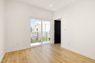 3425 Edgehill Dr, Unit #3427 in Los Angeles, CA - Foto de edificio - Building Photo