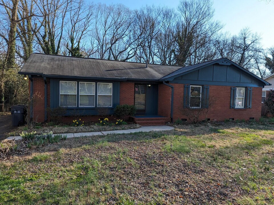 7107 Sherbourne Dr in Charlotte, NC - Building Photo