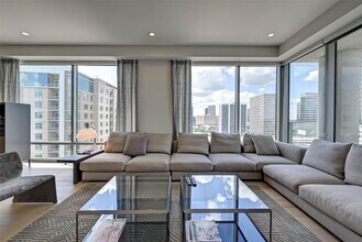 2047 Westcreek Ln, Unit 1101 in Houston, TX - Foto de edificio - Building Photo