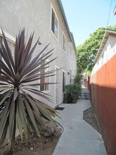 2045 Thomas Ave in San Diego, CA - Foto de edificio - Building Photo